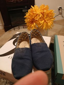 Blue flat shoes