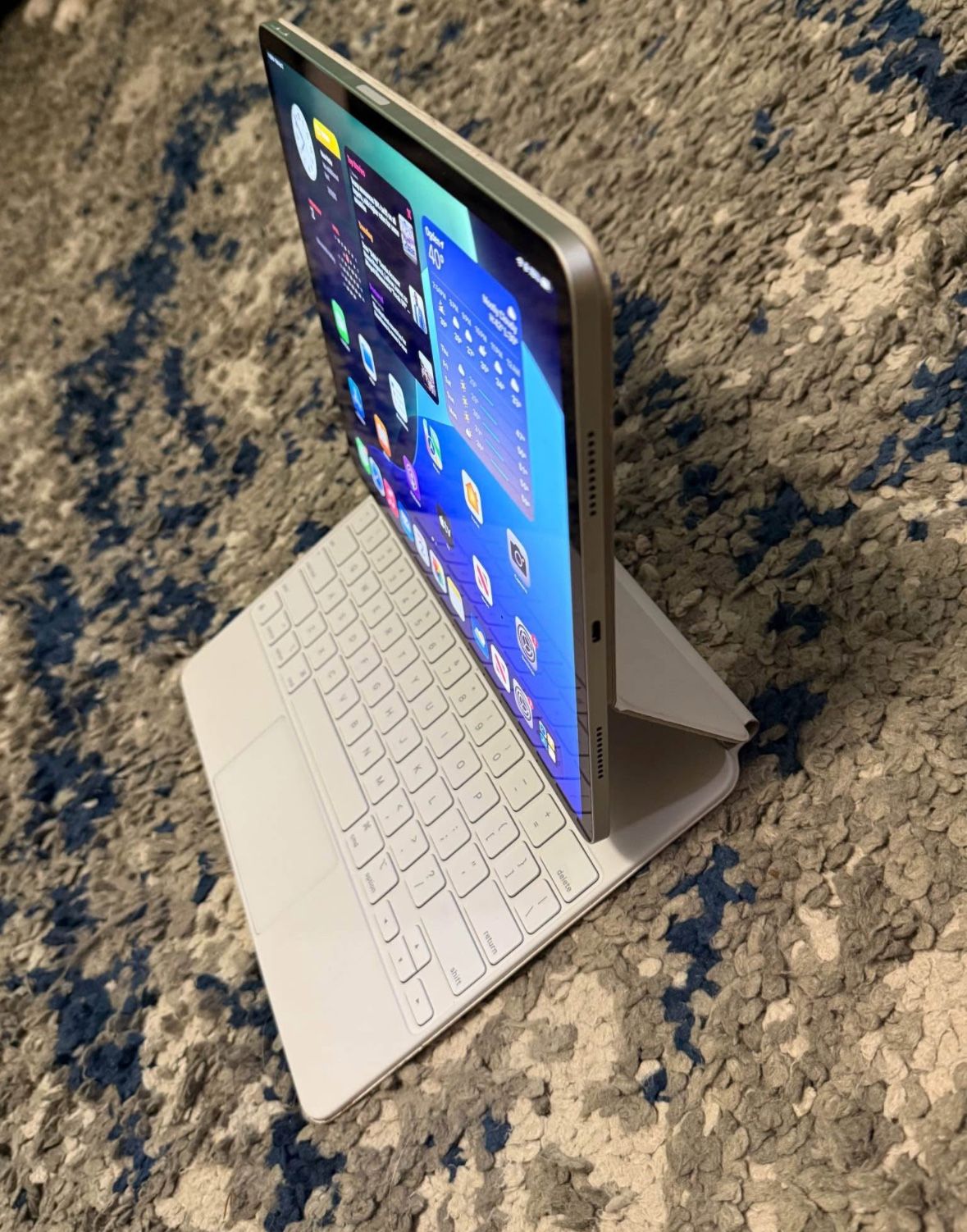 iPad Pro (12.9-inch) (6th generation) With Warranty