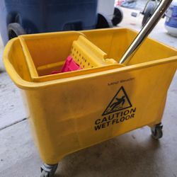 Mop bucket with wringer