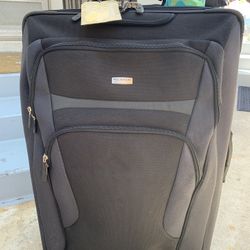 Large Rolling And Expandable Suitcase From Ricardo Of Beverly Hills. Reduced Again 