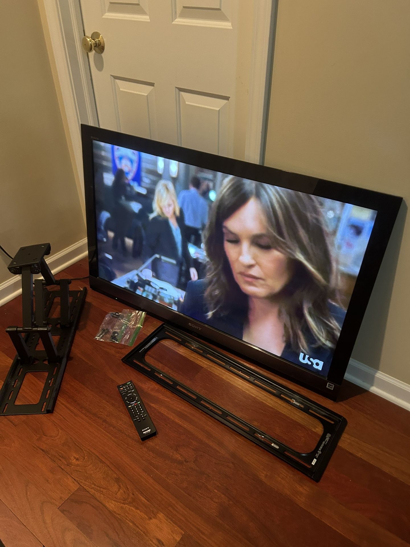 Sony KDL-46EX700 46" BRAVIA HD TV television with remote and wall mount no issues
