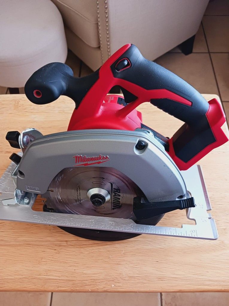 SERRUCHO CIRCULAR. MILWAUKEE. **CIRCULAR SAW. MILWAUKEE.