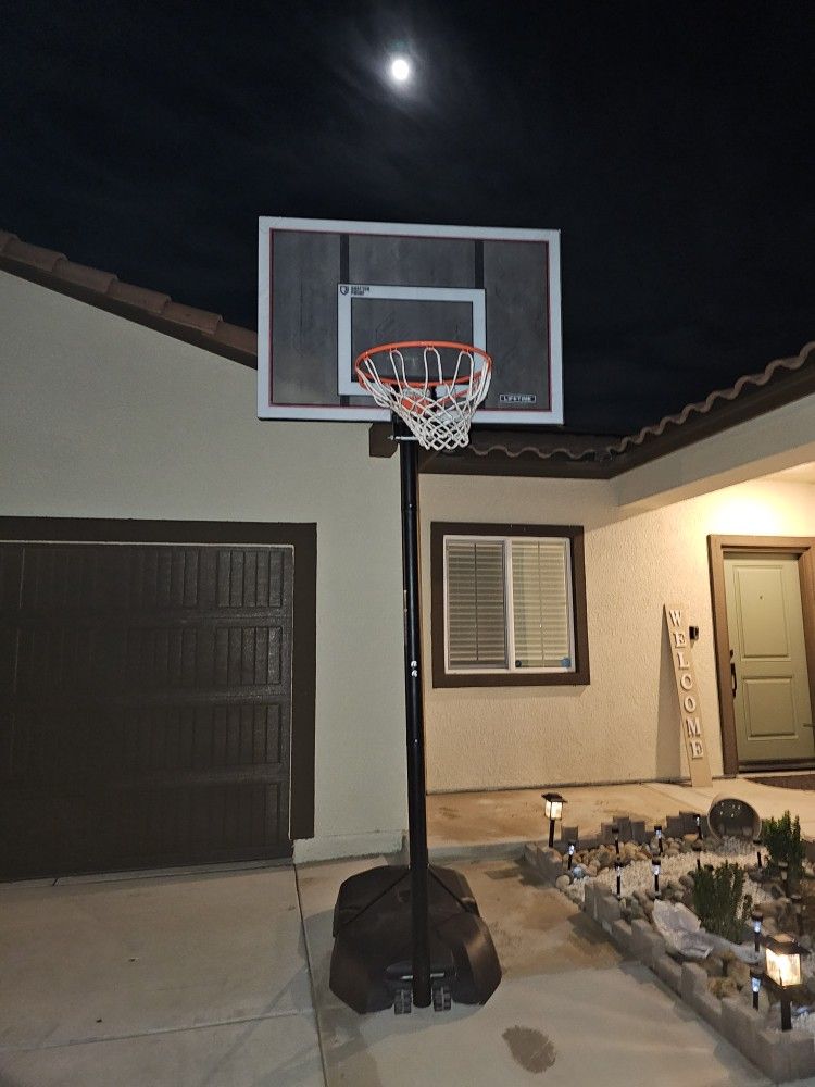 Lifetime Basketball Hoop