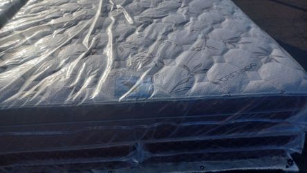 Brand New King Size Pilllowtop Mattress and box Spring free delivery The delivery is free for 20 minutes