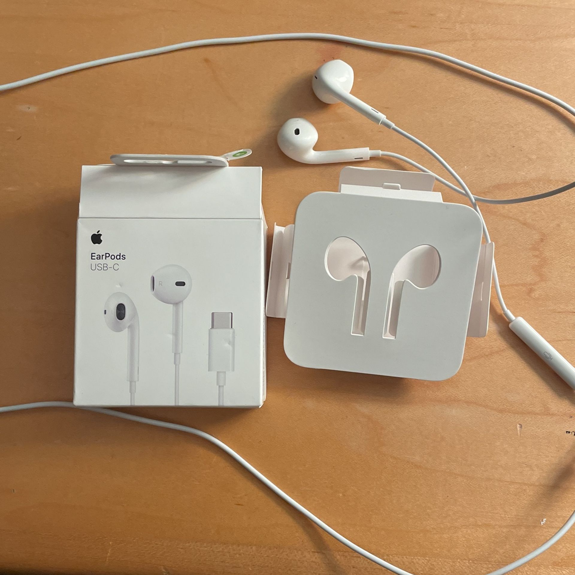 Brand New iPhone 15+ Apple Earbuds