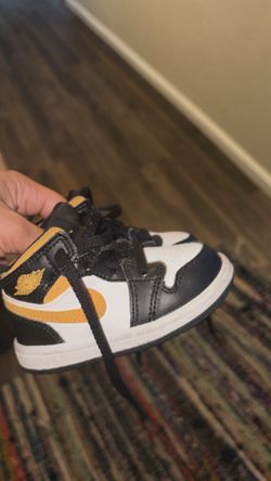 Air Jordan 1 Mid Toddler Sneaker