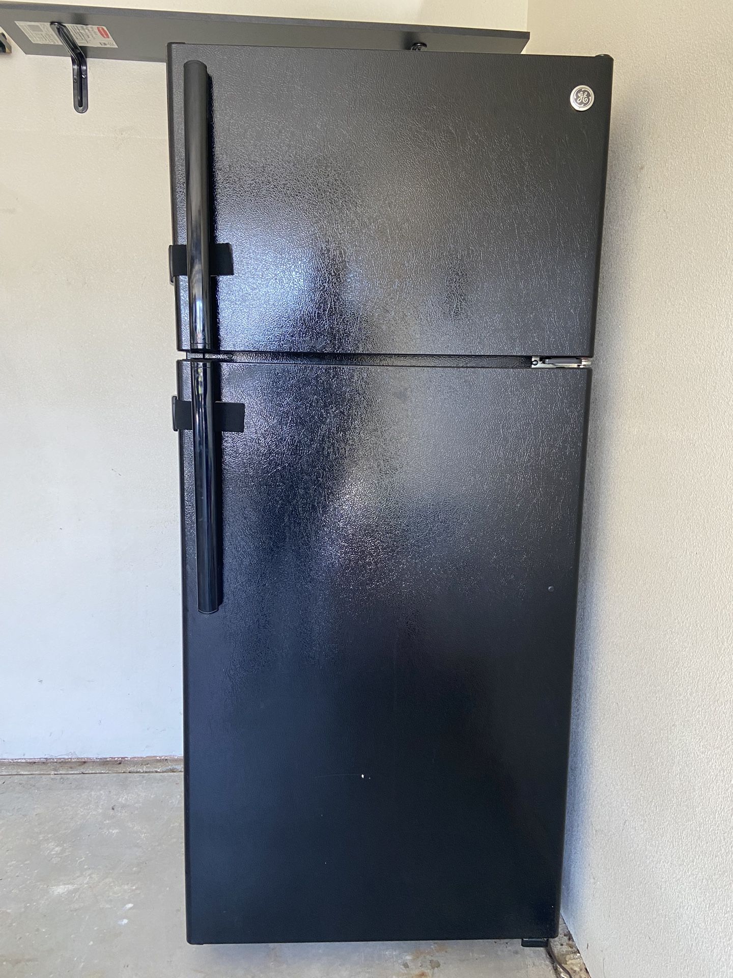 GE TOP-FREEZER REFRIGERATOR
