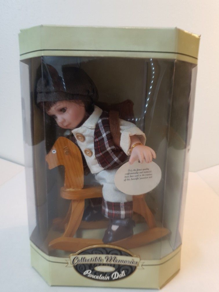collectible memories genuine porcelain doll ( Alex ), Preowned in good condition. Condition is "Used".
Collectible Memories Genuine Porcelain Doll.
L