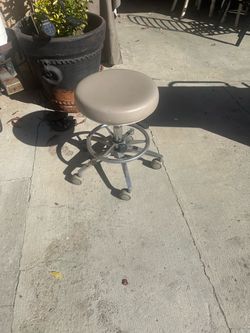 Adjustable Medical Dental Stool good conditions