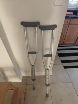 Kids Crutches. 4'6" to 5 '2"  height. 