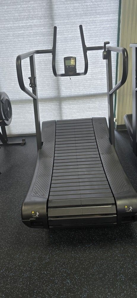 Curved Manual Treadmill – Commercial Grade