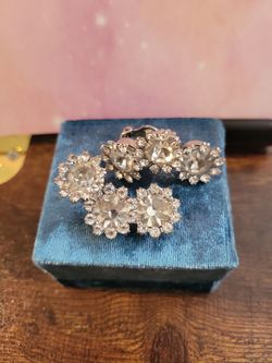 Midcentury Elegant Three Prong Floral Rhinestone Silvertone Clip-on Earrings 1.25" F10