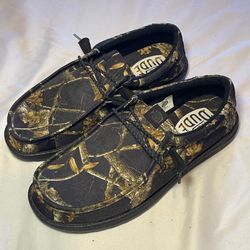 MAKE AN OFFER! Mens size 11 Hey Dude Wally Realtree EDGE camo canvas slip-on loafers, featuring a distinct black hunting camouflage pattern and a canv
