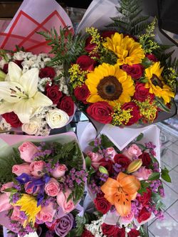 Flowers, bouquets, flower baskets, vases, gifts. Flores, ramos, cestas de flores, y regalos.