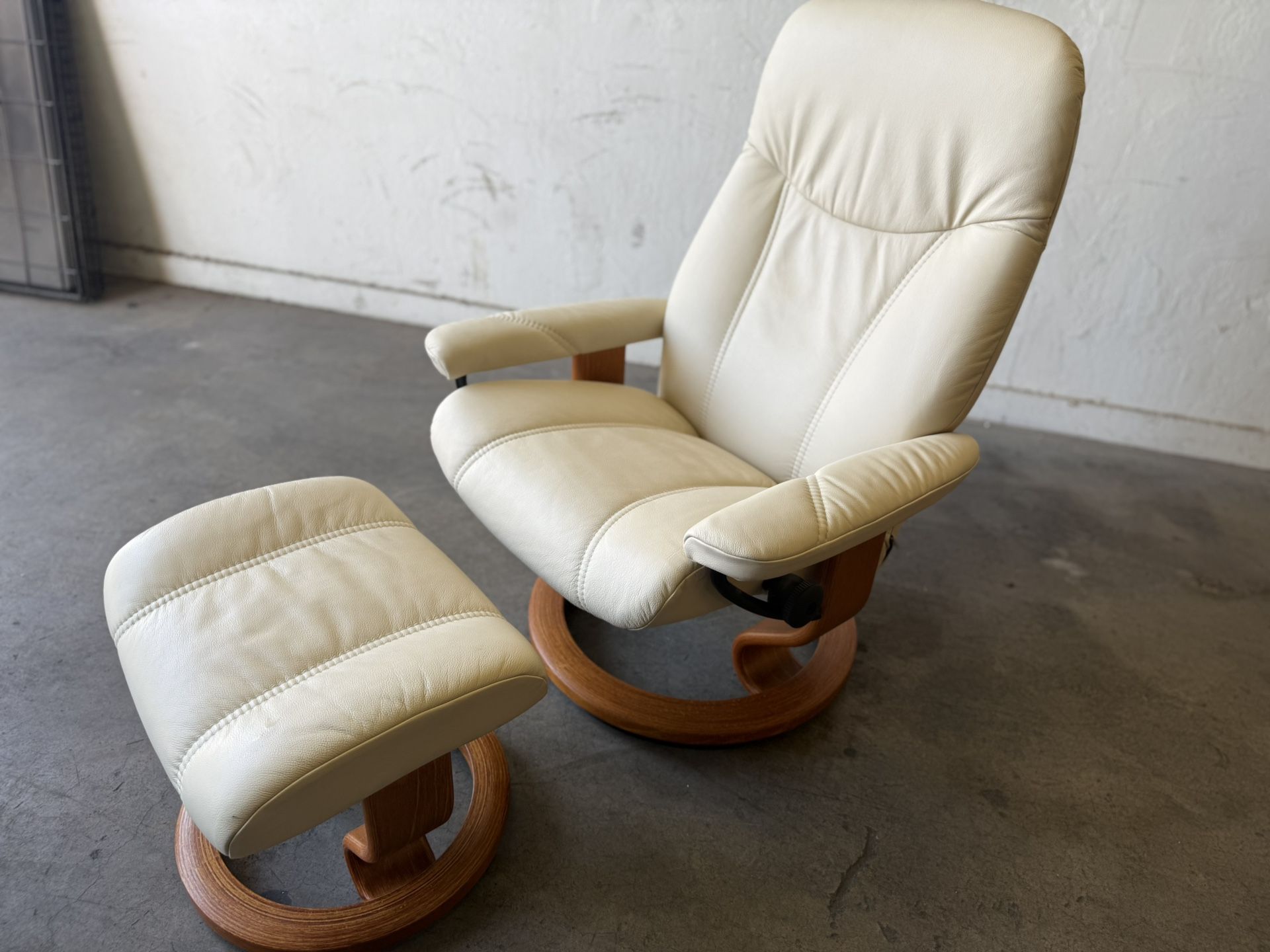 Ekornes Stressless Chair And Ottoman LIKE NEW