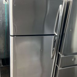 FRIGIDAIRE APARTMENT SIZE TOP FREEZER REFRIGERATOR 