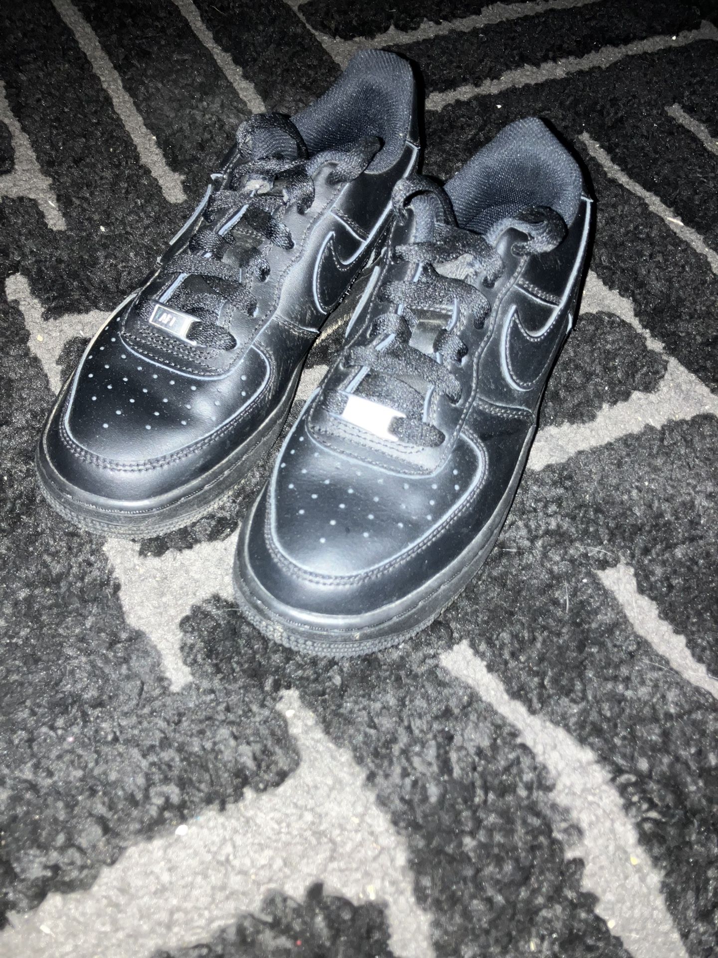 Black Air Force 1’s Size 5y