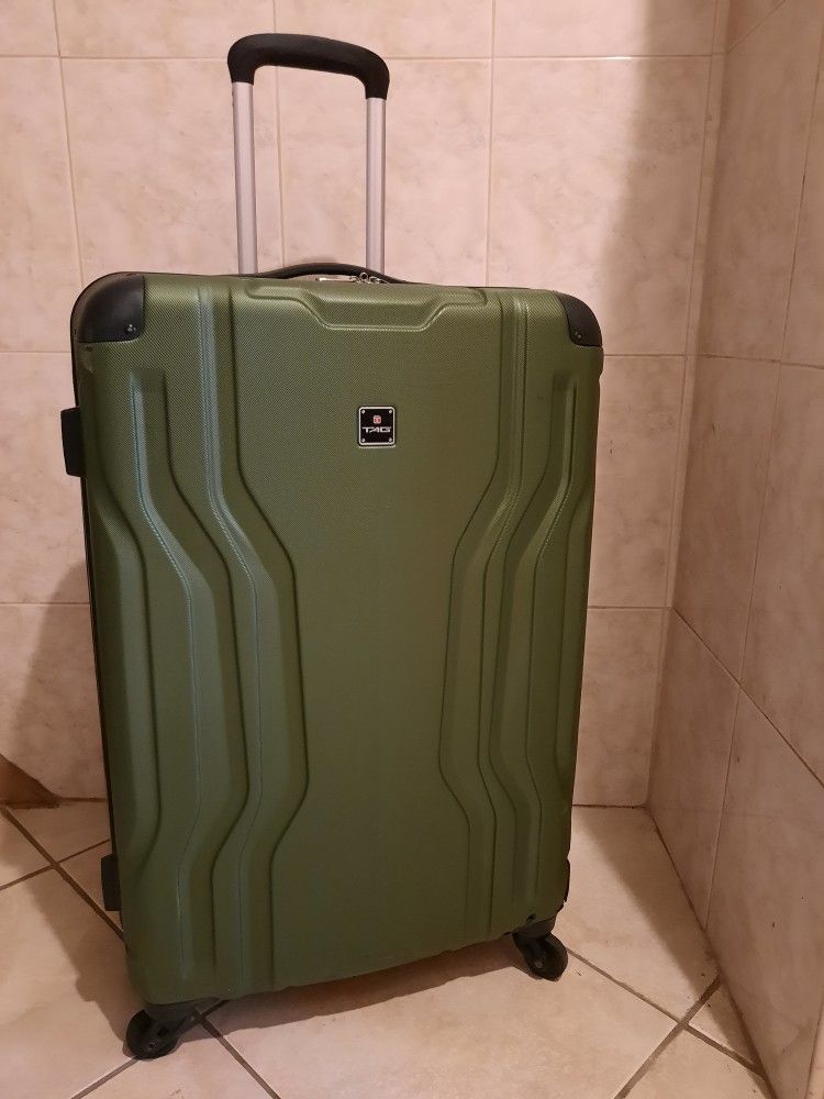 TAG 28" Hardshell Luggage with Spinner Wheels (1 Wheel Base Is Cracked but Rolls Fine)
