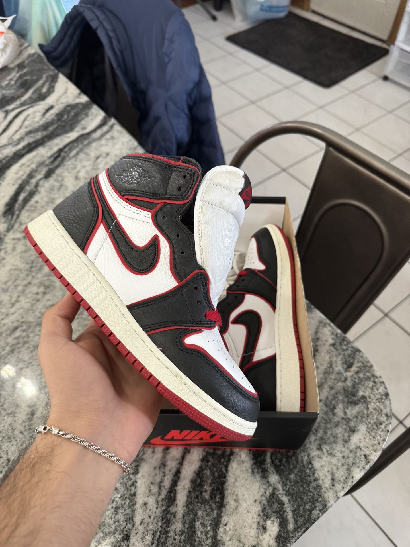 Jordan 1 “Bloodline” 6y / 7.5 Women