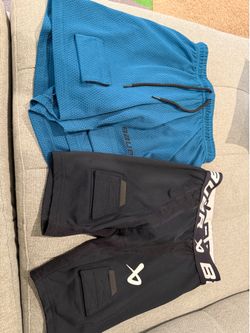 All$30，Hockey base layer leggings and two pairs of shorts—all in like-new condition. Size S. There is also a set of long pants and a long-sleeved base