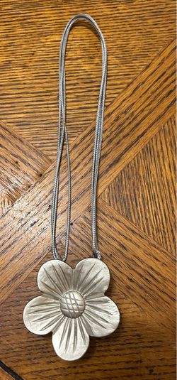 Silver Colored Flower Magnetic Curtain Tie (necklace, belt buckle, etc.)