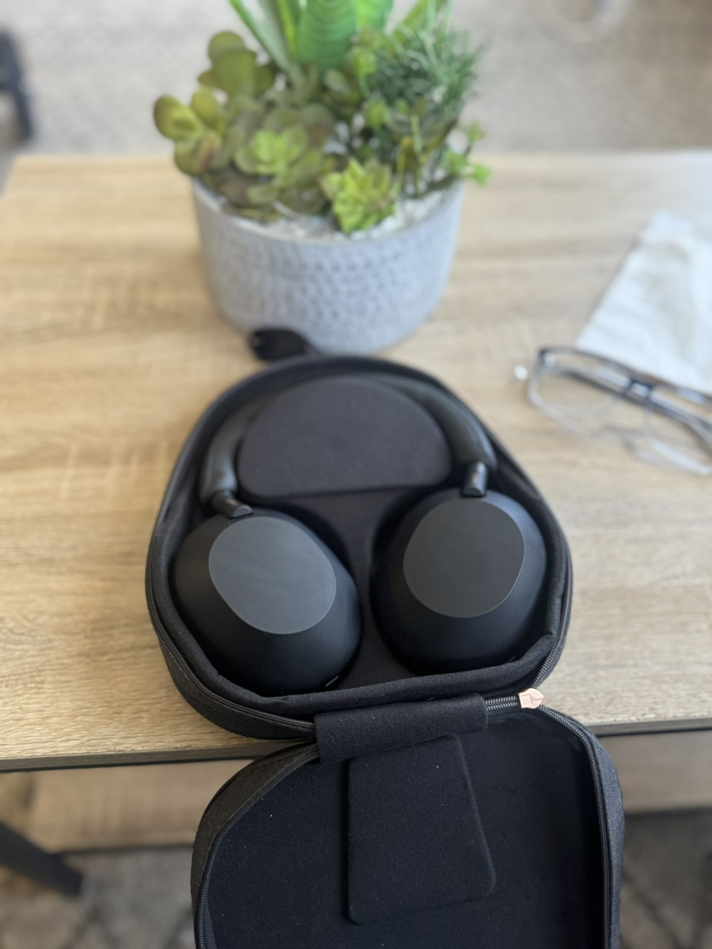 Sony - WH1000XM5 Wireless Noise- Canceling Over-the-Ear Headphones - Black