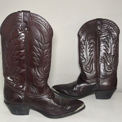 Burgundy pointed boots