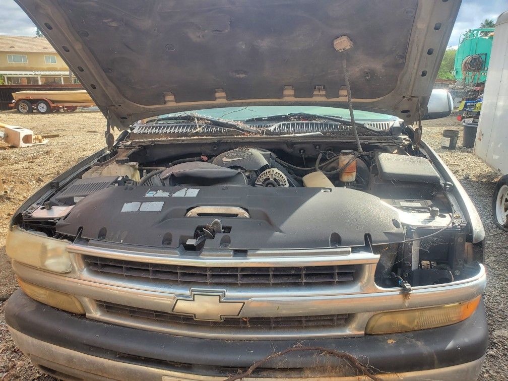 2000 Suburban Whole Truck For Parts