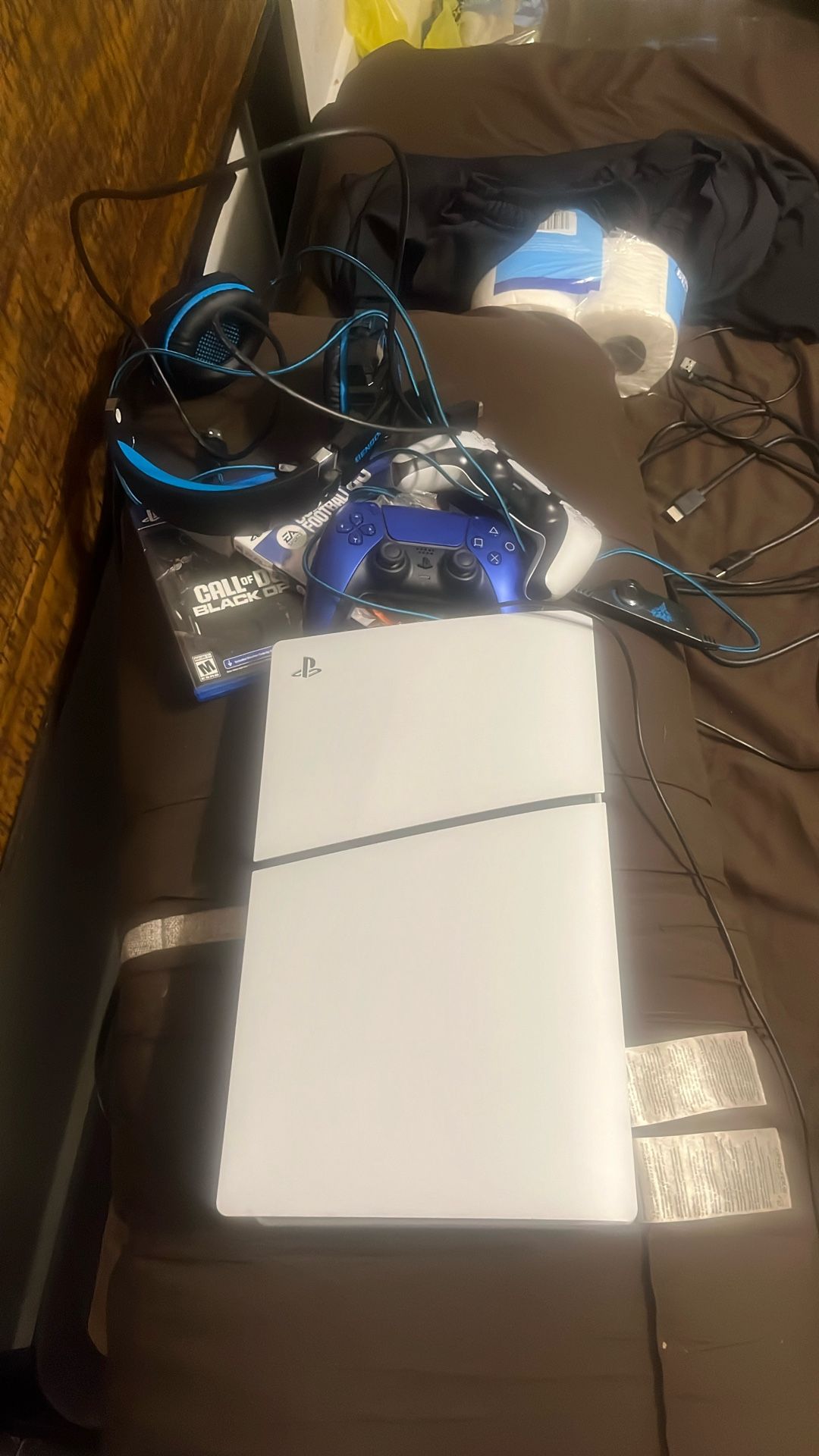 PS5 Disc Edition Comes With Two Controllers MicHeadphones And Games !!