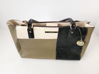 A.nne Klein https://offerup.com/redirect/?o=Qi5hZw== P..urse