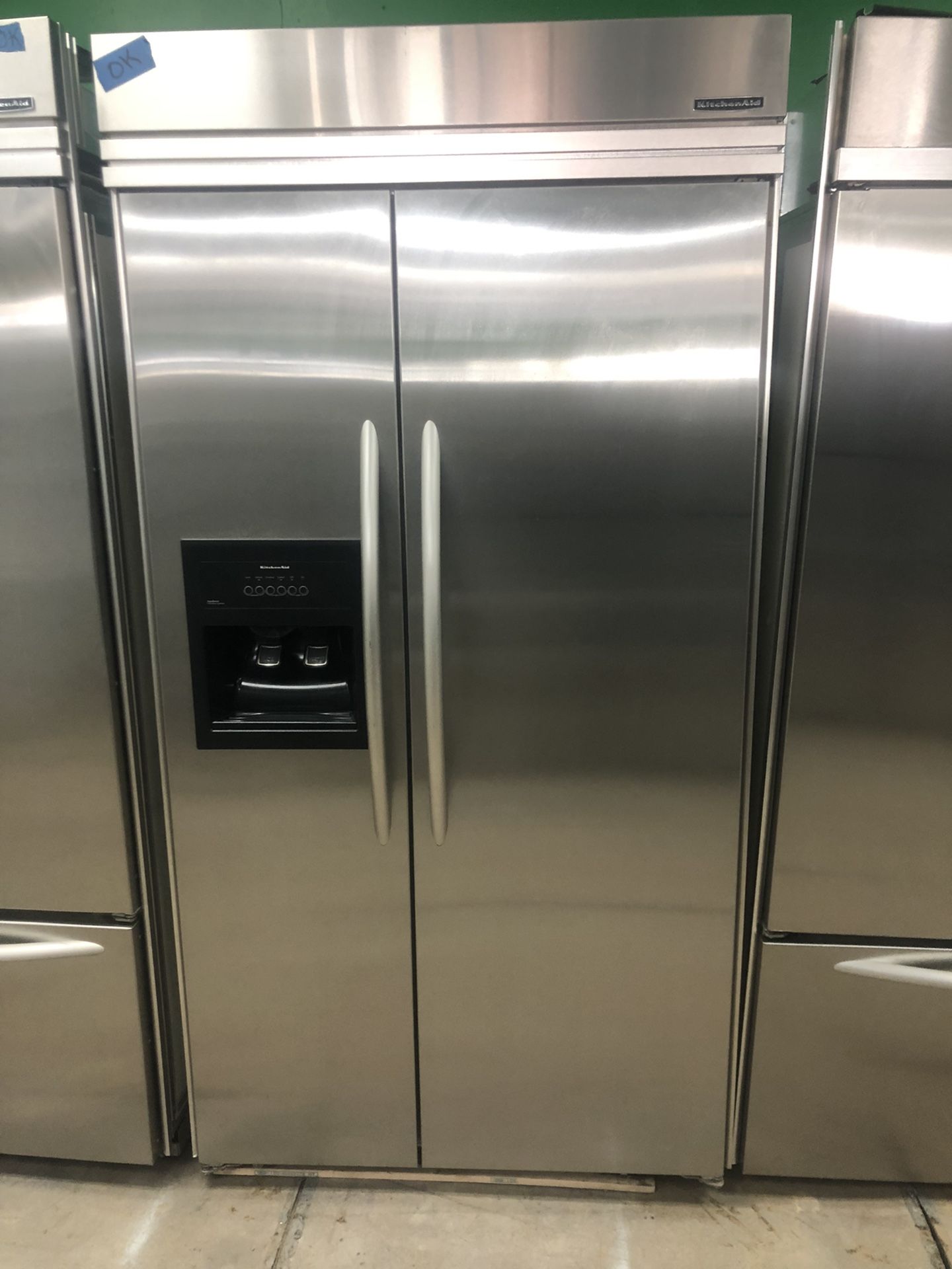 42 in wide 82 height kitchen aid frige use like new perfect working condition