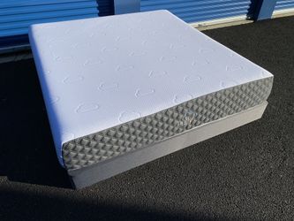 King Size Bed ! Puffy Mattress ! King size mattress and foundation ! King bed ! Puffy Lux Mattress ! Eastern King ! Euro King ! King ! Free delivery