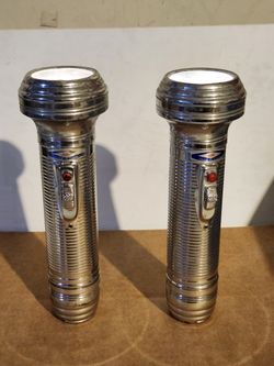 This model is a classic, ribbed chrome flashlight X2