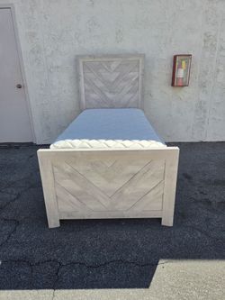 Beautiful Twin Size Bed With Mattress LIKE NEW