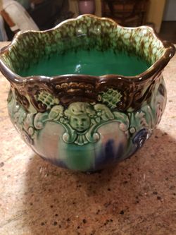 WELLER Blended MAJOLICA Winged CHERUB Jardiniere Antique Drip Glaze Planter dates to the early 1900.Stunning piece! #weller #majolica #dripglaze