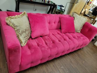 ✨ Luxe Hot Pink Velvet Sofa – Like New, Half Price! ✨