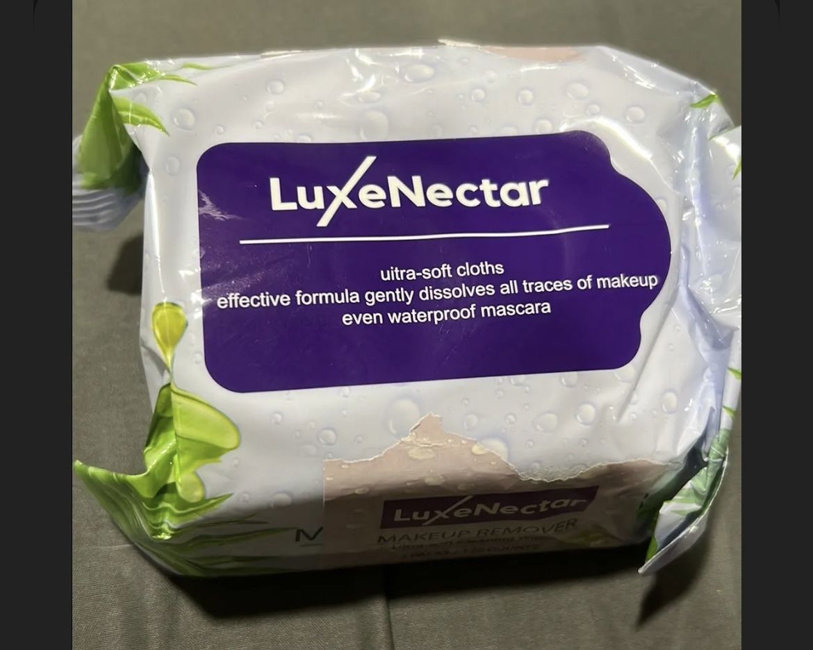 LuxeNectar Ultra Soft Plant Based Makeup Remover Cloths with Aloe Vera