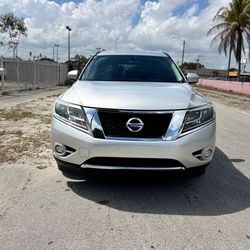 2015 Nissan pathfinder clean title full price cash 5000$ 150k miles we finance with. $2500
