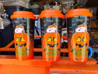 Peanuts Halloween cups .