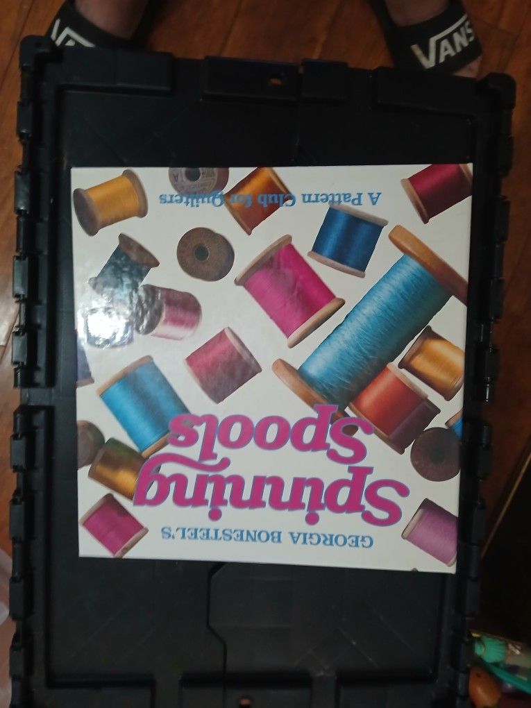 "Spinning Spools" By :Georgia Bonesteels A Pattern Club For Quilters Folder