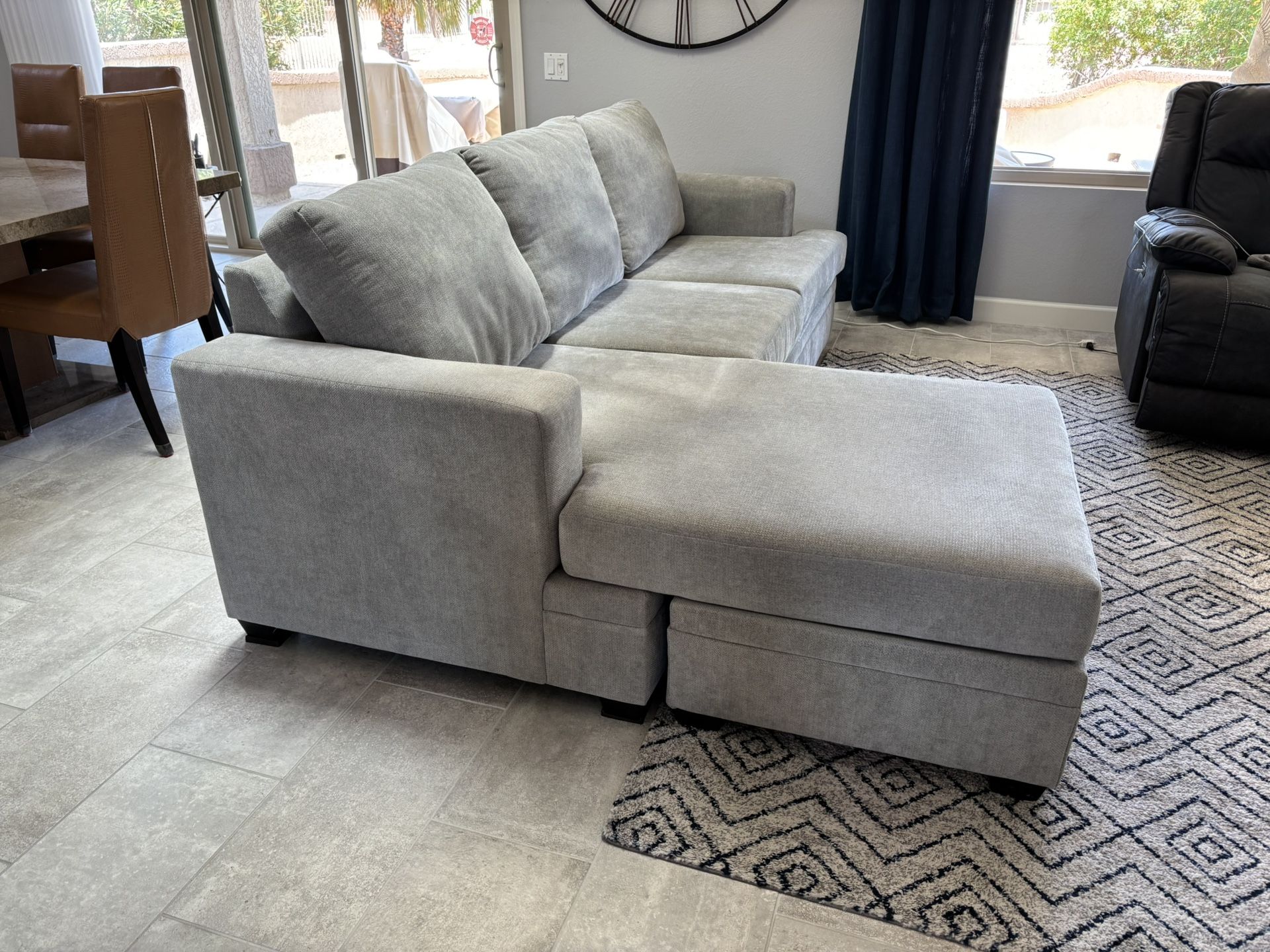 Sofa With Reversible Leg Rest
