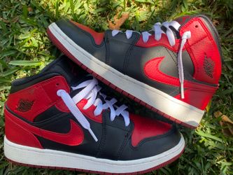 Jordan 1 Mid Sneakers