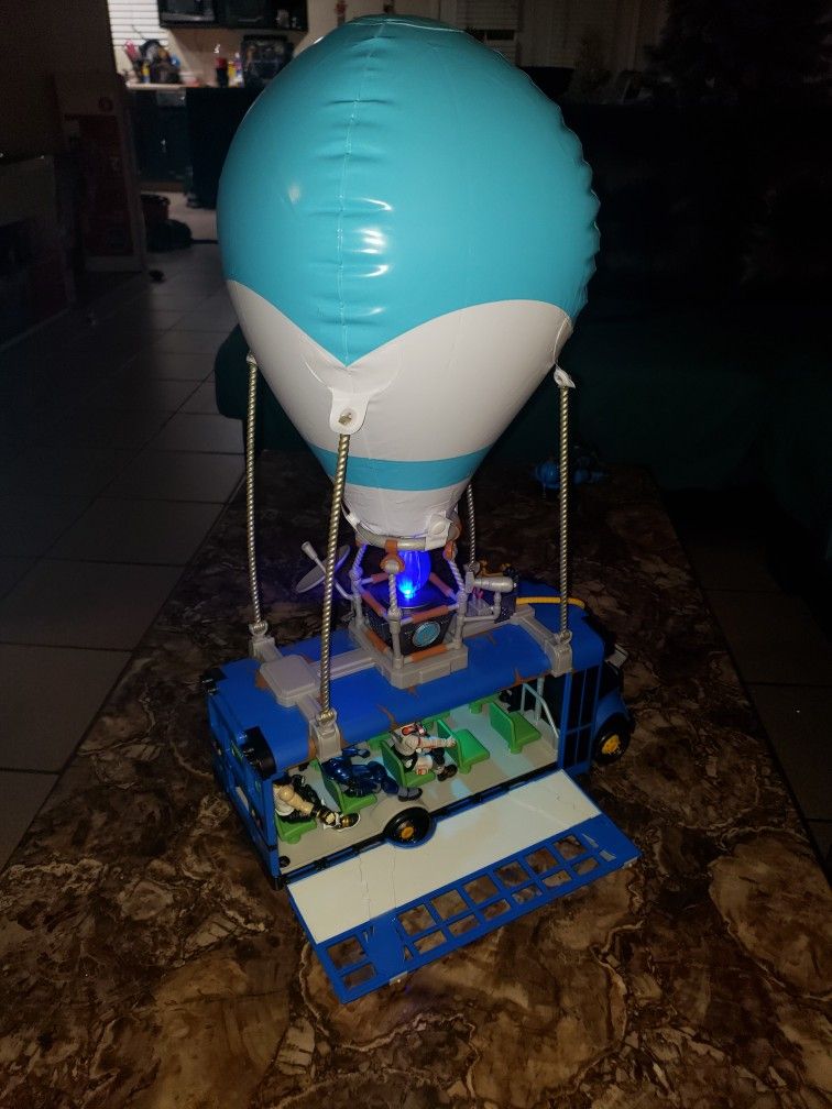 Fortnite Battle Bus Delux
