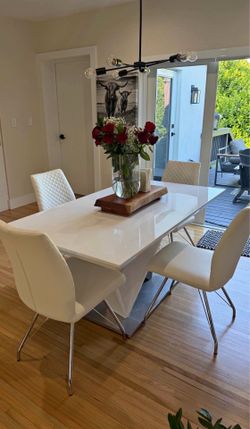 Modern White Pedestal Dining Table with 4 Quilted Chairs