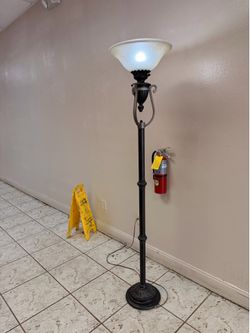 Elegant Torchiere Floor Lamp – Good Condition – $40