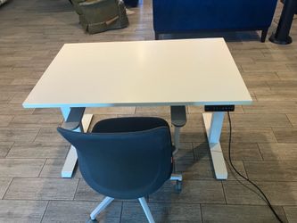 AMQ hi adjustable disc with one office chair￼