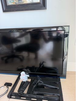 📺 Toshiba Flat Screen TV + Roku + Wall Mount Included 📺