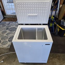 Magic Chef 5 cu ft chest freezer 
