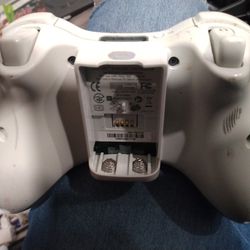 Xbox 360 Controller, ONE JOYSTICK IS CHIPPED AND ALSO MISSING THE BACK COVER ASKING $10 FIRM PUO ON 59TH AVE IN BETHANY 