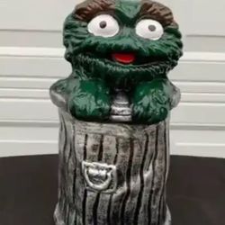 Oscar the Grouch statue